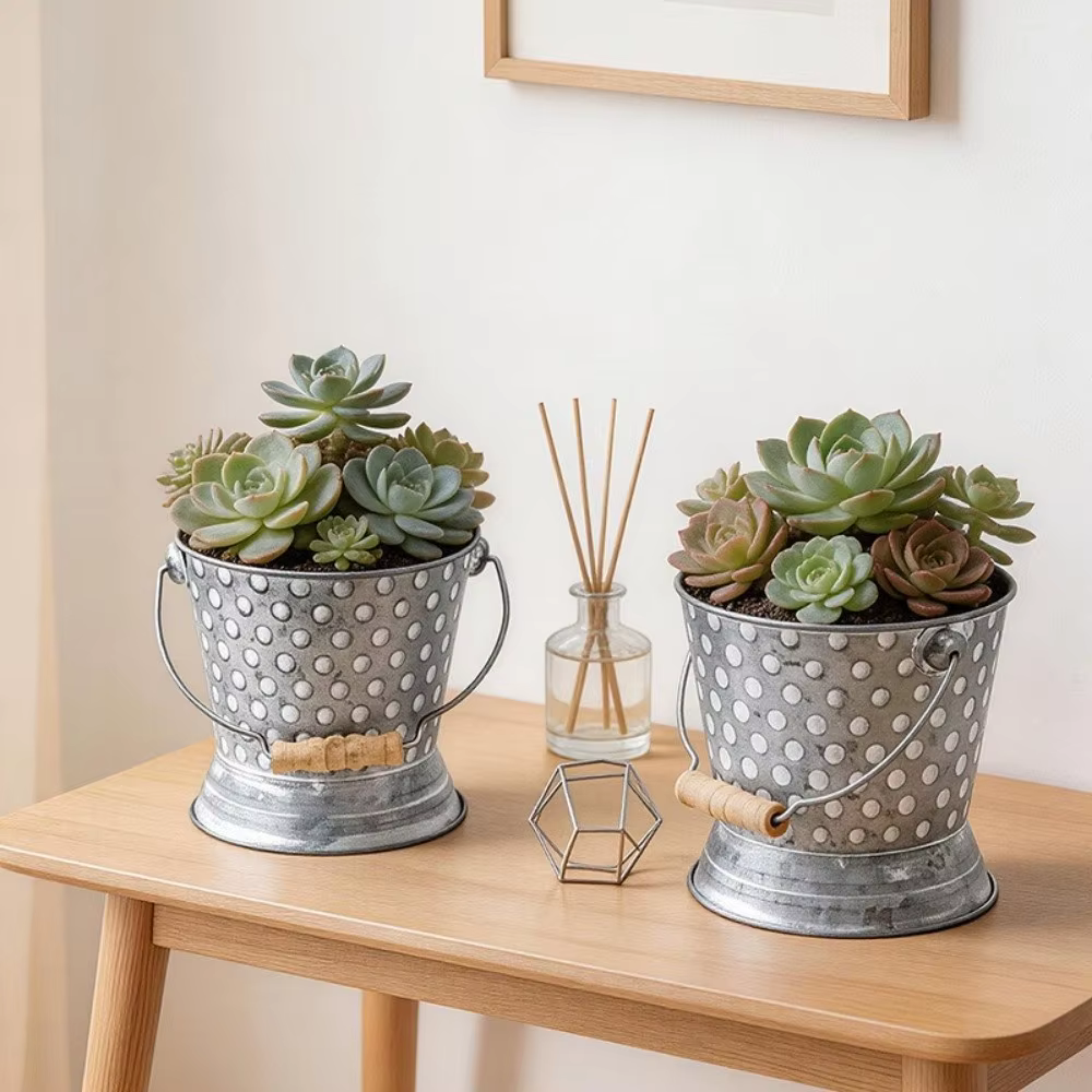 Jardinière en fer forgé de style rustique créatif, avec poignée en bois vintage, vase de ferme, texture martelée, pour bureau et patio