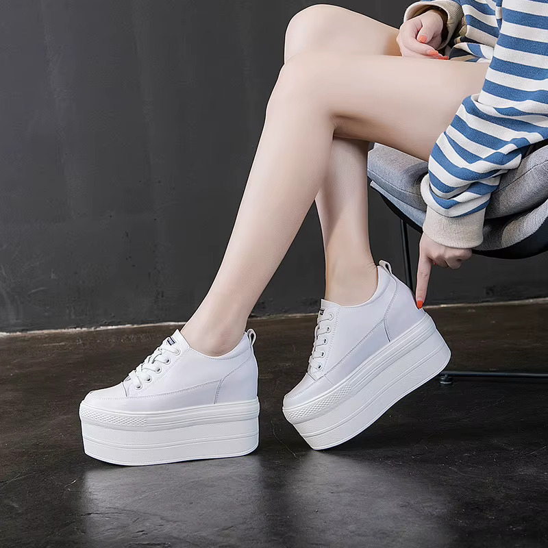 Baskets de luxe blanches de styliste sur plateforme