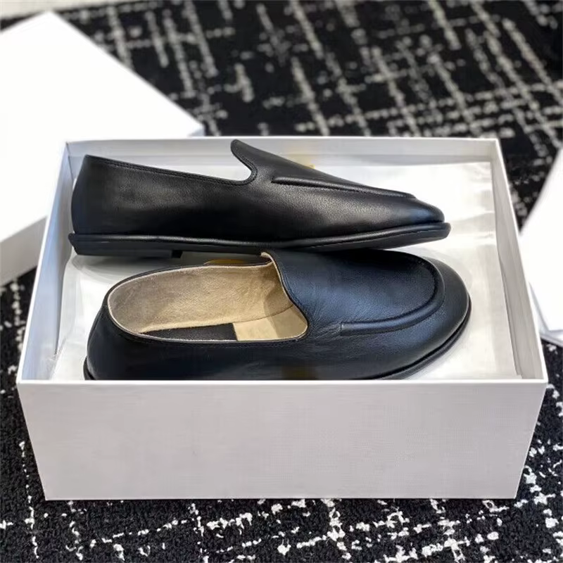 Les nouvelles chaussures Lefu sont fabriquées en cuir souple et présentent une silhouette ajustée avec une doublure