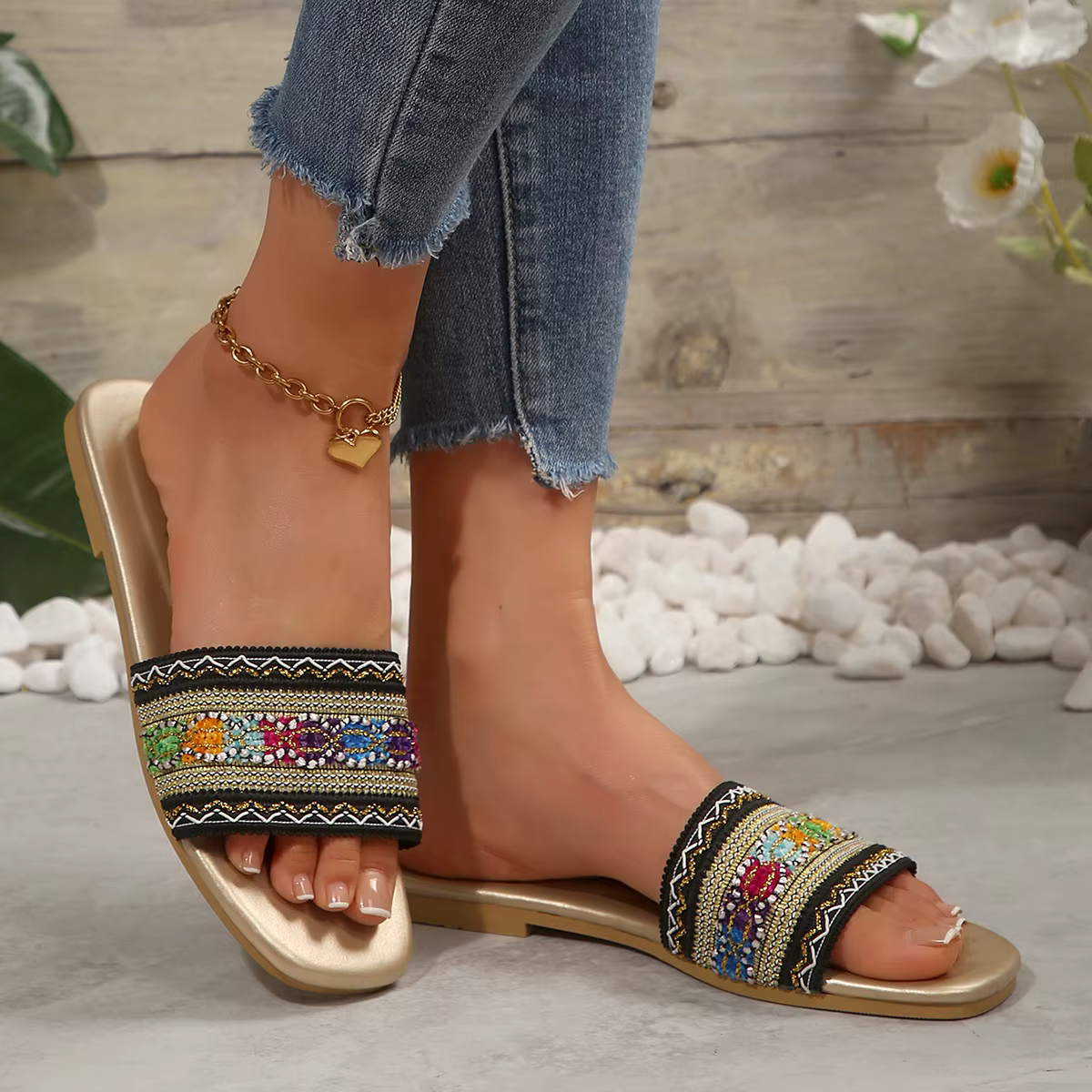 Sandales plates de style bohème pour femmes avec des lanières tissées