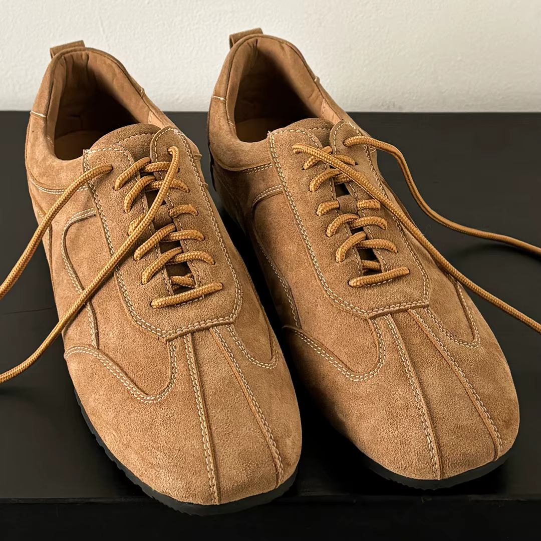 Baskets plates à lacets en cuir suédé naturel pour femmes