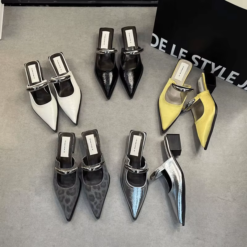 Mules d'été à bout couvert pour femmes, pantoufles à la mode, décoration en métal, chaussures coulissantes à talons épais, confortables, Style de rue