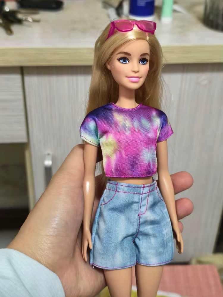Poupée Barbie Fashionistas Série Classique Cheveux blonds Vêtements roses avec chemise à imprimé cachemire Pinces à cheveux Ornement breloque Cadeau
