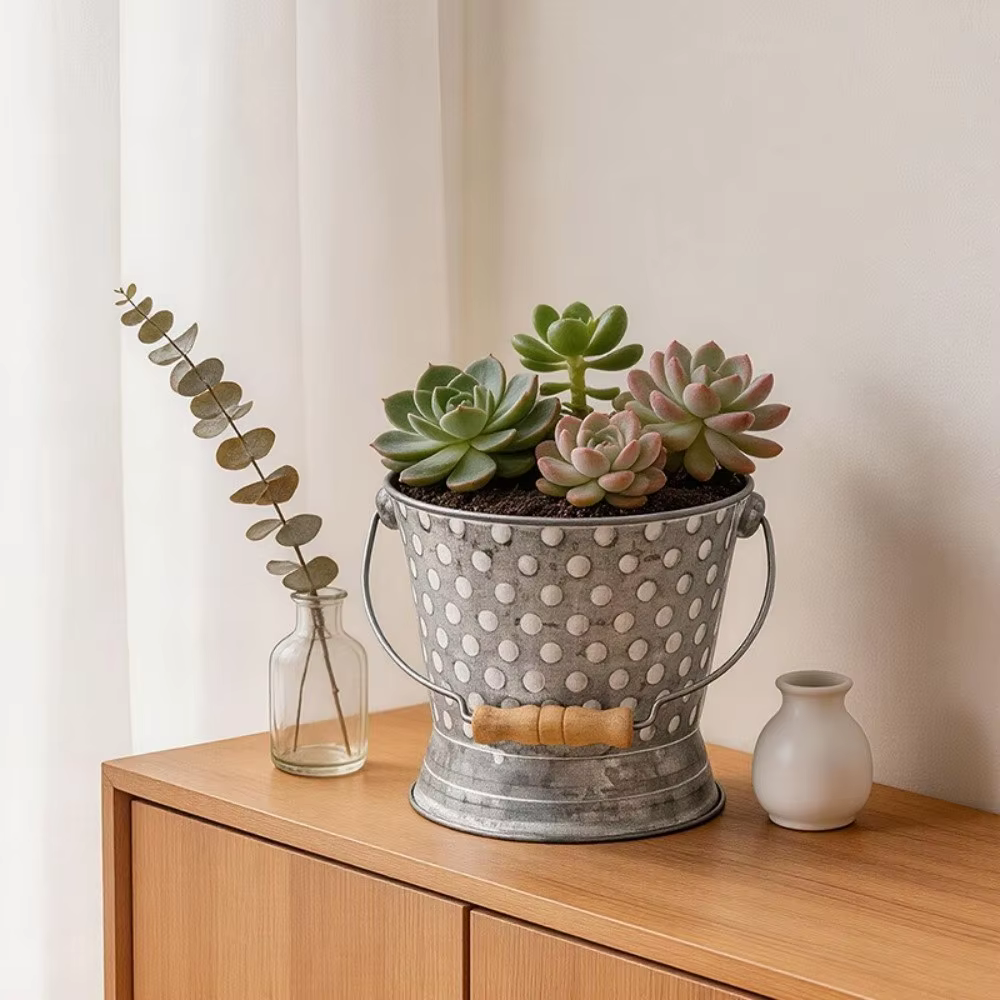 Pot de fleurs en fer forgé de style rustique, texture martelée vintage, vase de ferme avec poignée en bois, pot de fleurs de bureau