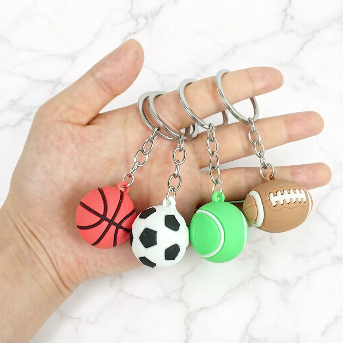 Nouveaux accessoires porte-clés de basketball et de football en forme de ballons de dessin animé, mini décorations de ballons réalistes, accessoires de voiture