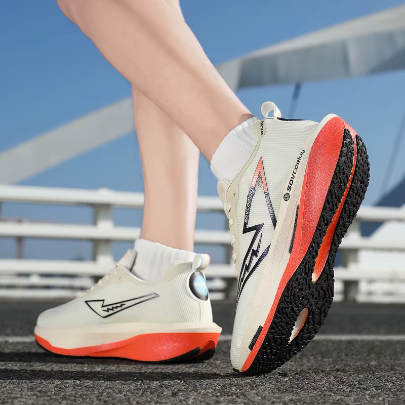 Chaussures de course avec plaque en carbone