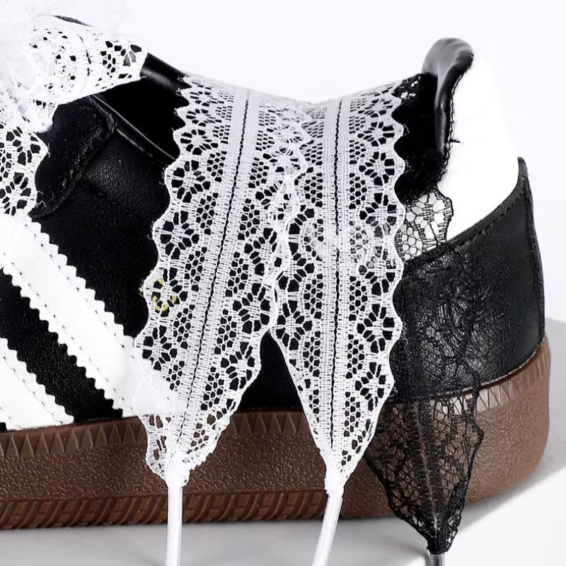 1 paire de lacets de chaussures noirs et blancs
