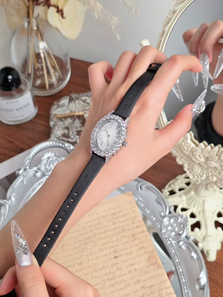 Montres et accessoires, montres pour femmes avec bracelets en cuir, montres-bracelets élégantes et polyvalentes, haut de gamme pour femmes.