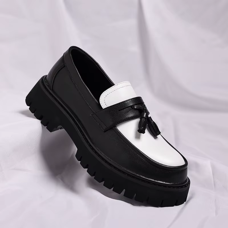Mocassins plateforme bicolores noir et blanc pour hommes avec pompons