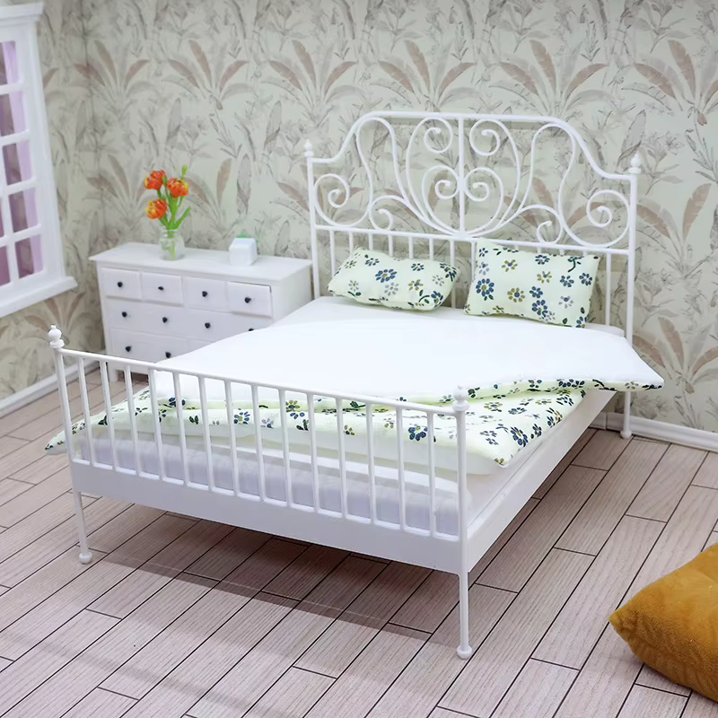 Lit double de simulation 1/12 pour maison de poupée, style européen, avec matelas, oreiller et couette, en fer forgé, pour décoration de chambre et maison de poupée