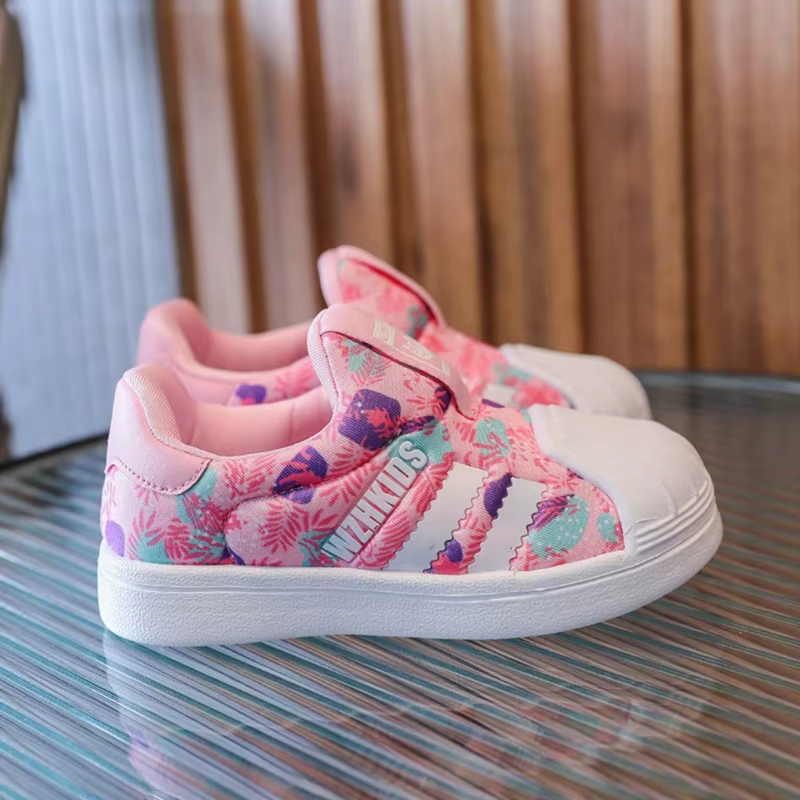 Une paire de chaussures de sport quatre saisons pour enfants