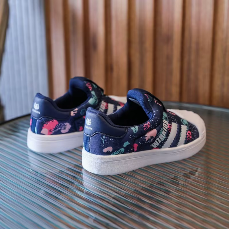 Une paire de chaussures de sport quatre saisons pour enfants