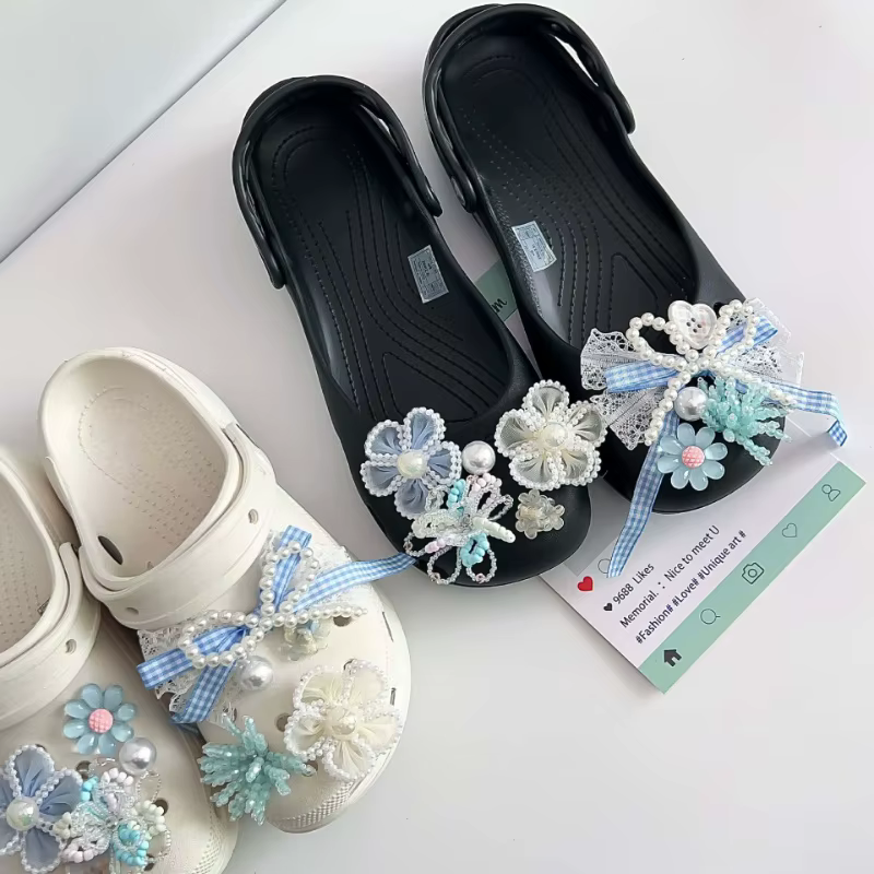 Ensemble de breloques pour chaussures avec fleurs bleues et blanches