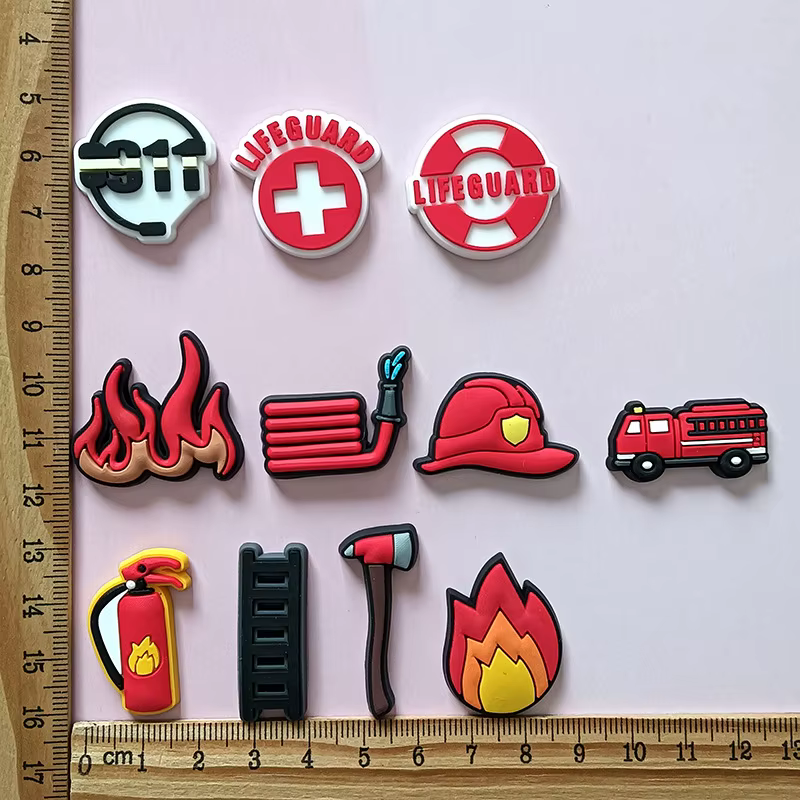 12 breloques de chaussures avec un thème des pompiers/équipe de lutte contre l'incendie