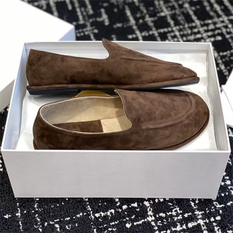 Les nouvelles chaussures Lefu sont fabriquées en cuir souple et présentent une silhouette ajustée avec une doublure