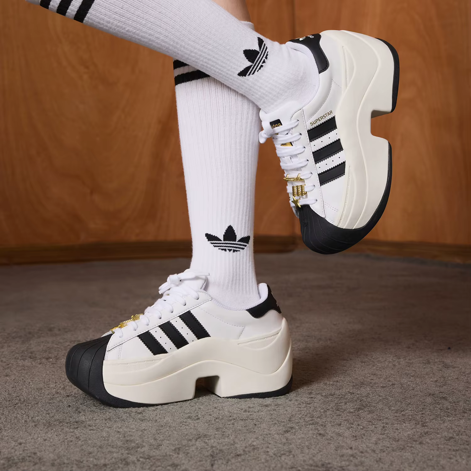 Adidas Authentic Three Leaves Baskets classiques à lacets et semelle épaisse pour femme JR9895