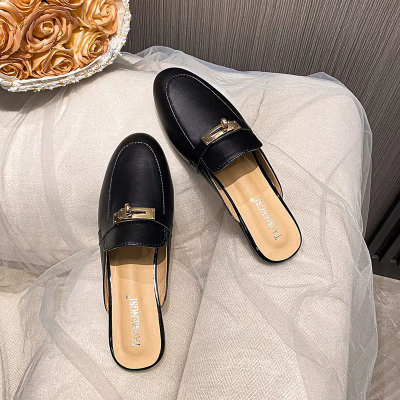Un incontournable pour les amateurs de détails : mules pour femmes avec boucle et bout en cuir véritable