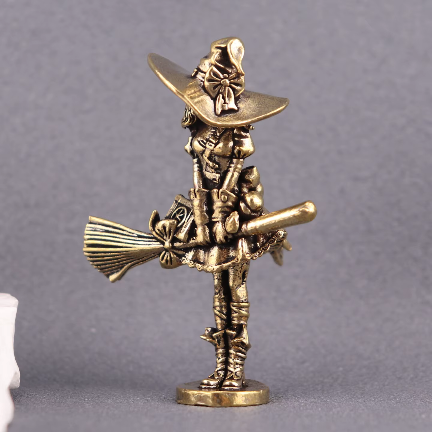 Figurine de sorcier pour la décoration intérieure, avec balai et baguette magique, objet décoratif artisanal pour la maison, le salon et le hall d'entrée