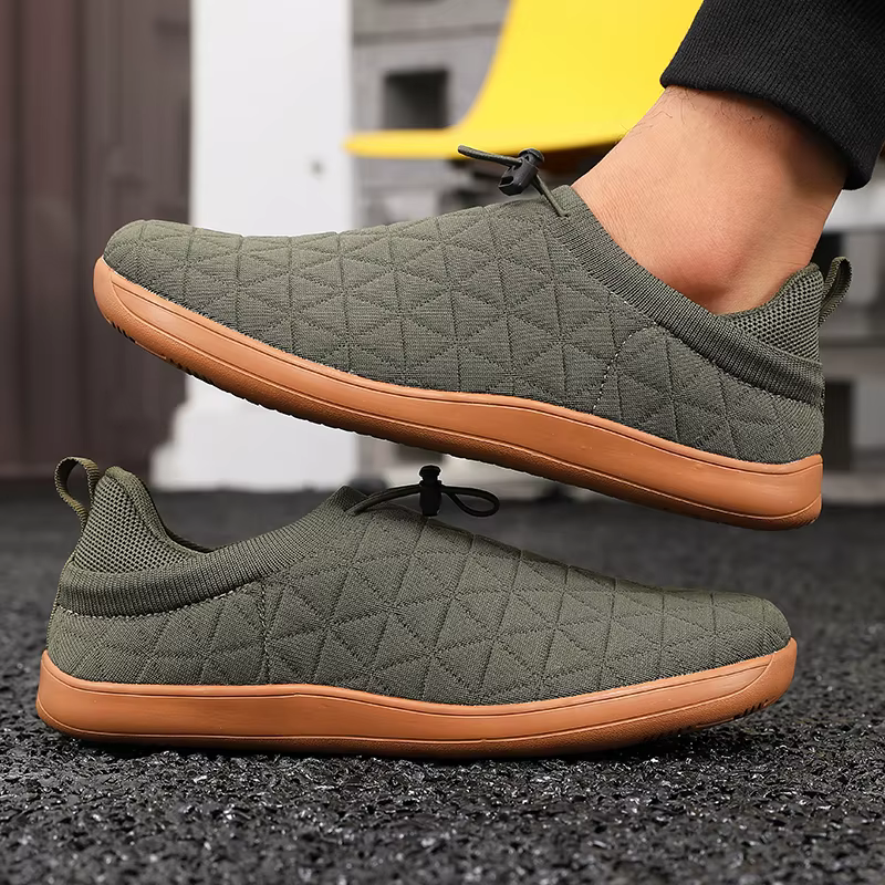 Chaussures de sport grises minimalistes avec semelles