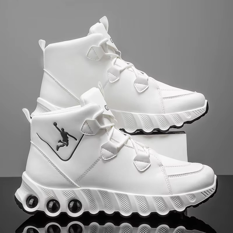 Une paire de chaussures de basket mi-hautes simples et élégantes. Épaissi