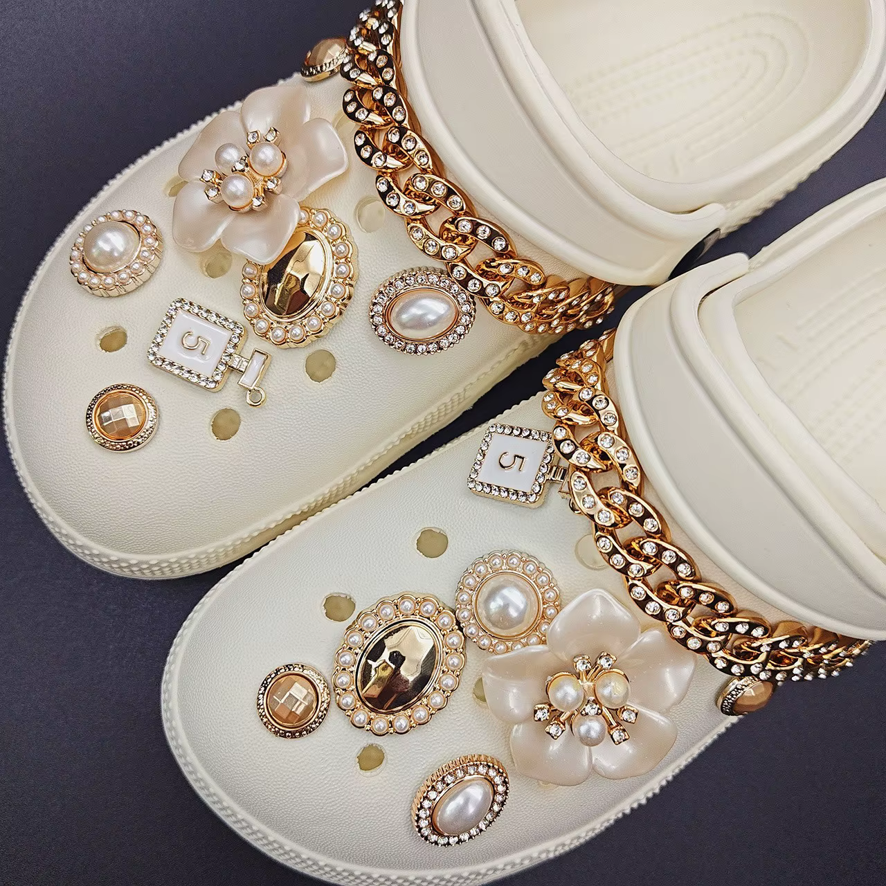 Breloques de chaussures dorées chics pour Crocs