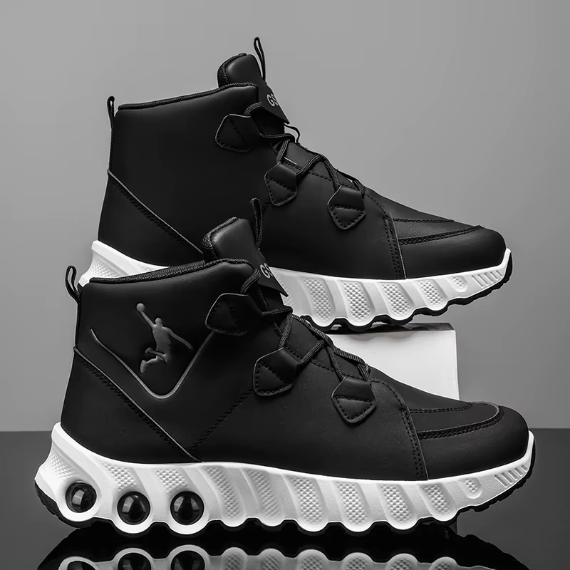 Une paire de chaussures de basket mi-hautes simples et élégantes. Épaissi