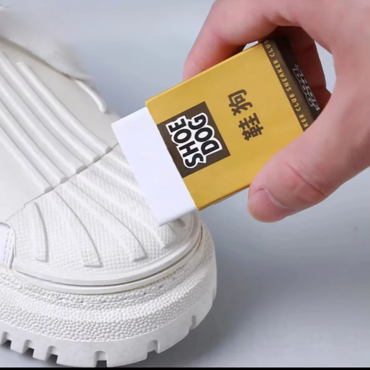 Gomme Nettoyante pour Chaussures - Revitalisez vos baskets avec cette brosse