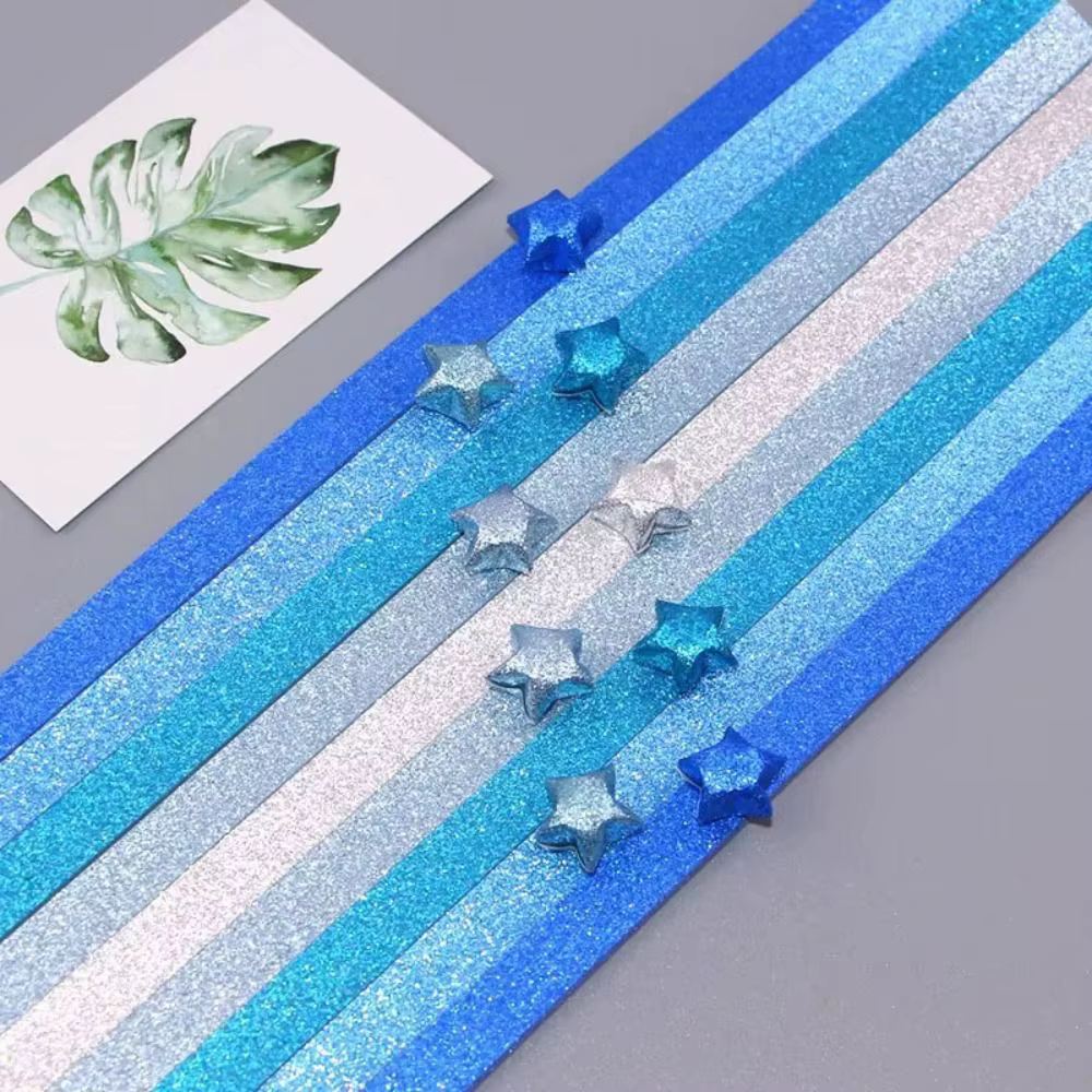 Bouteille en verre, étoiles en origami scintillantes, bandes de papier, étoile en papier, étoile porte-bonheur brillante, bandes de pliage de papier, arts manuels, couleur dégradée