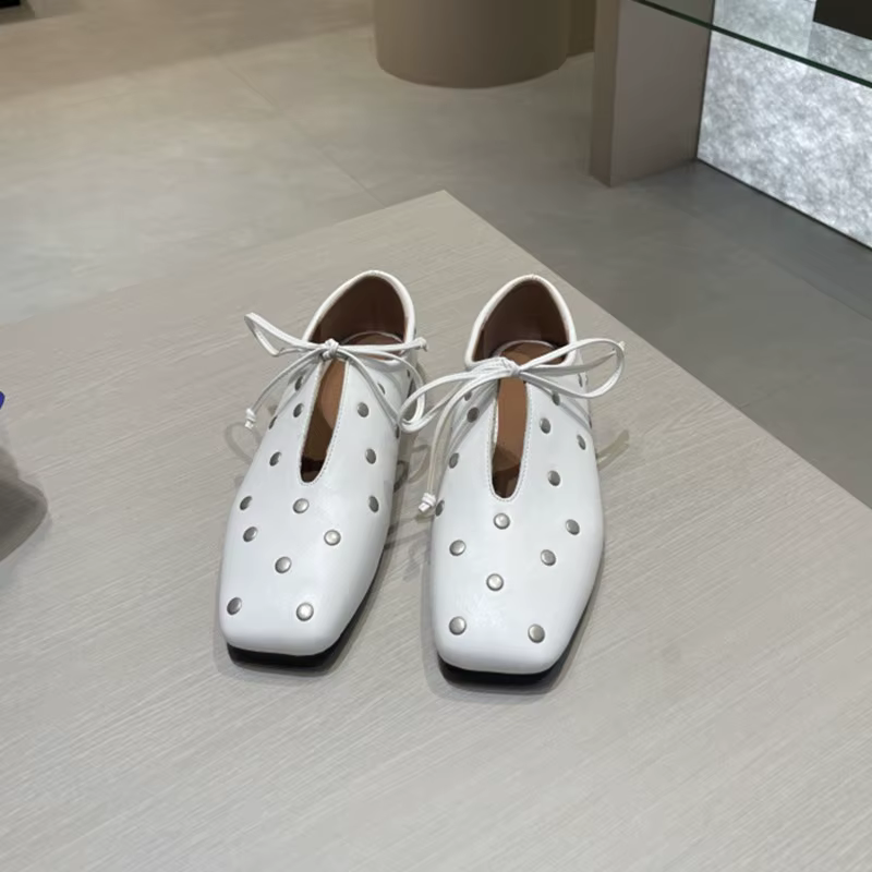 Ballerines en cuir souple à rivets pour femmes