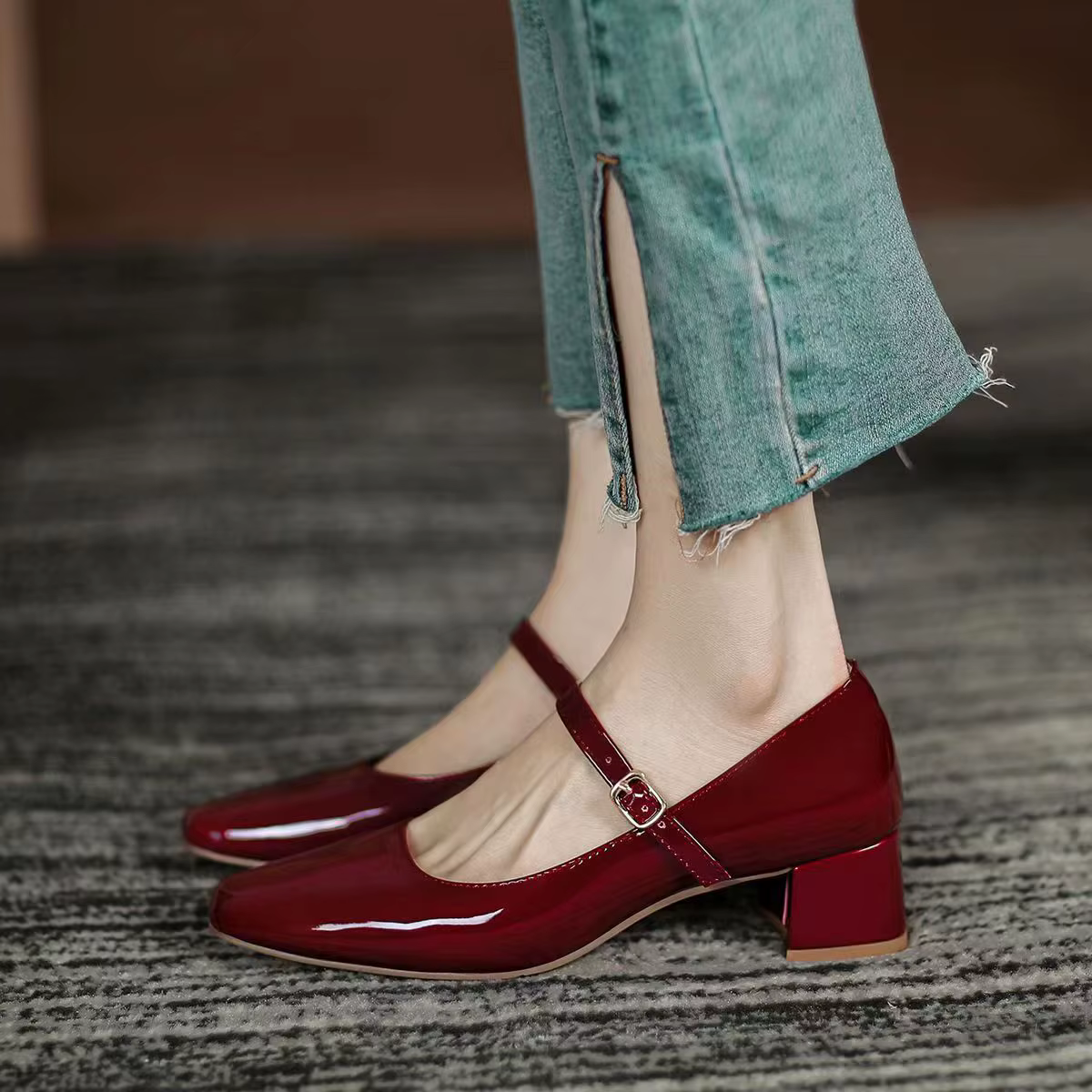Escarpins Mary Jane en cuir verni bordeaux pour femmes – Chaussures habillées à double boucle dorée d'inspiration vintage à talon bas bloc 2026