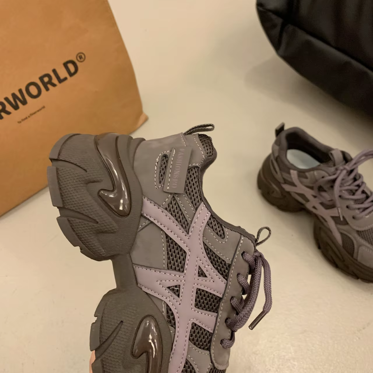 Chaussures de sport tendance à plateforme style 'Dad Shoes'