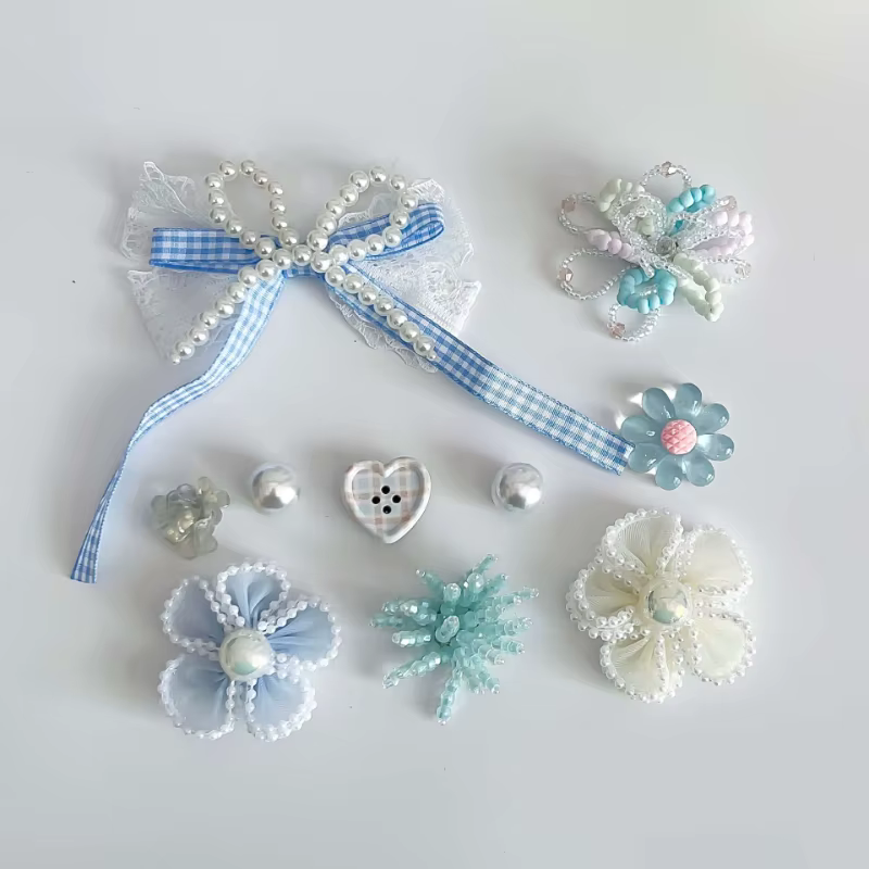 Ensemble de breloques pour chaussures avec fleurs bleues et blanches