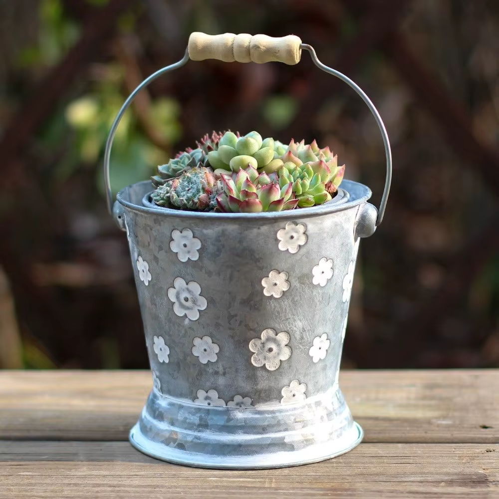 Pot de fleurs en fer forgé de style rustique, texture martelée vintage, vase de ferme avec poignée en bois, pot de fleurs de bureau