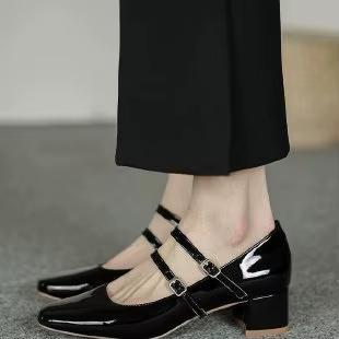 Escarpins Mary Jane en cuir verni bordeaux pour femmes – Chaussures habillées à double boucle dorée d'inspiration vintage à talon bas bloc 2026