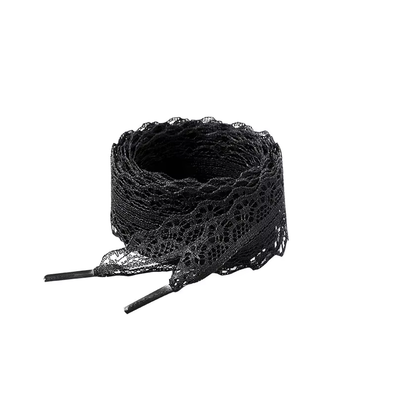 1 paire de lacets de chaussures noirs et blancs
