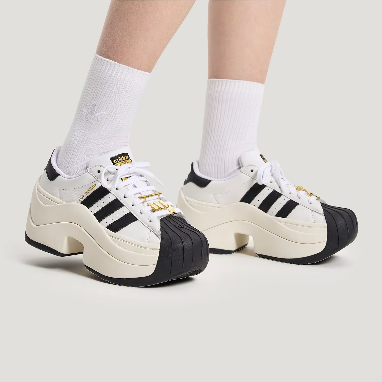 Adidas Authentic Three Leaves Baskets classiques à lacets et semelle épaisse pour femme JR9895