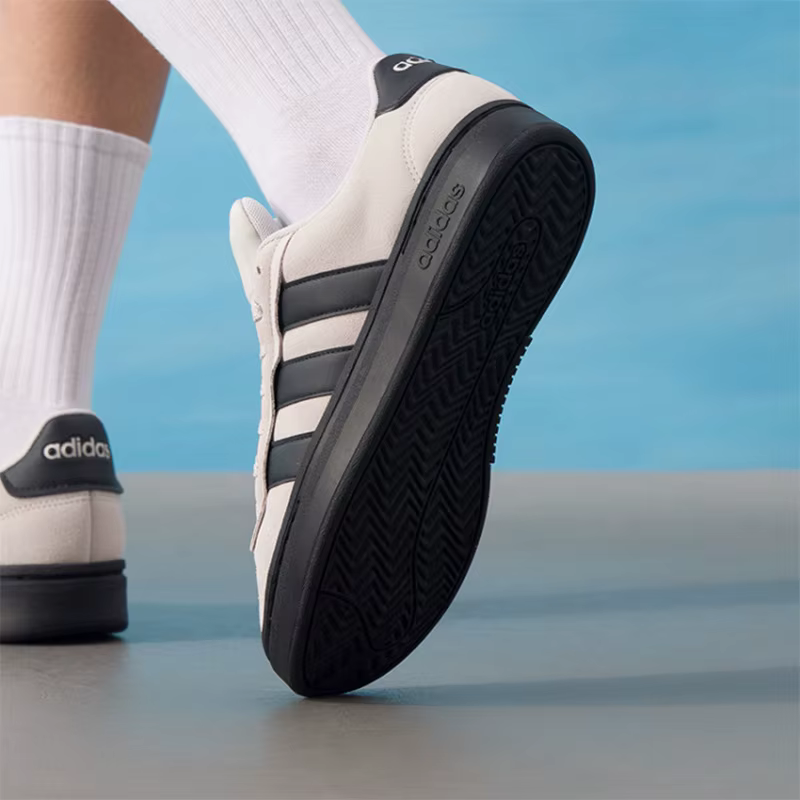 Adidas Chaussures de skate en daim beige clair avec semelle noire