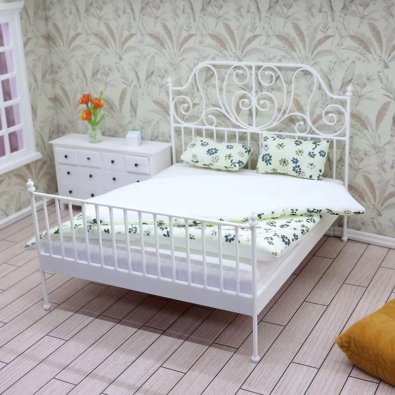 Lit double de simulation 1/12 pour maison de poupée, style européen, avec matelas, oreiller et couette, en fer forgé, pour décoration de chambre et maison de poupée