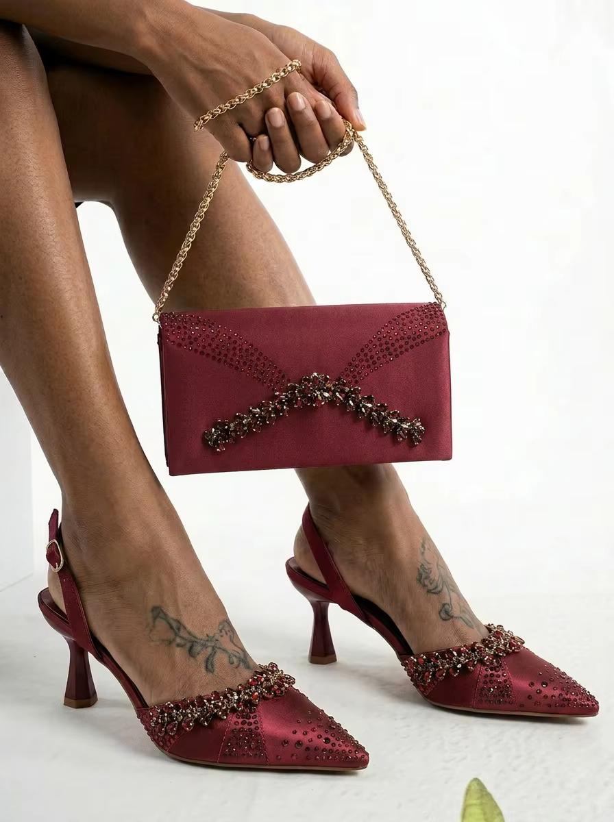 Chaussures à talons hauts italiennes à enfiler et sac tridimensionnel assorti