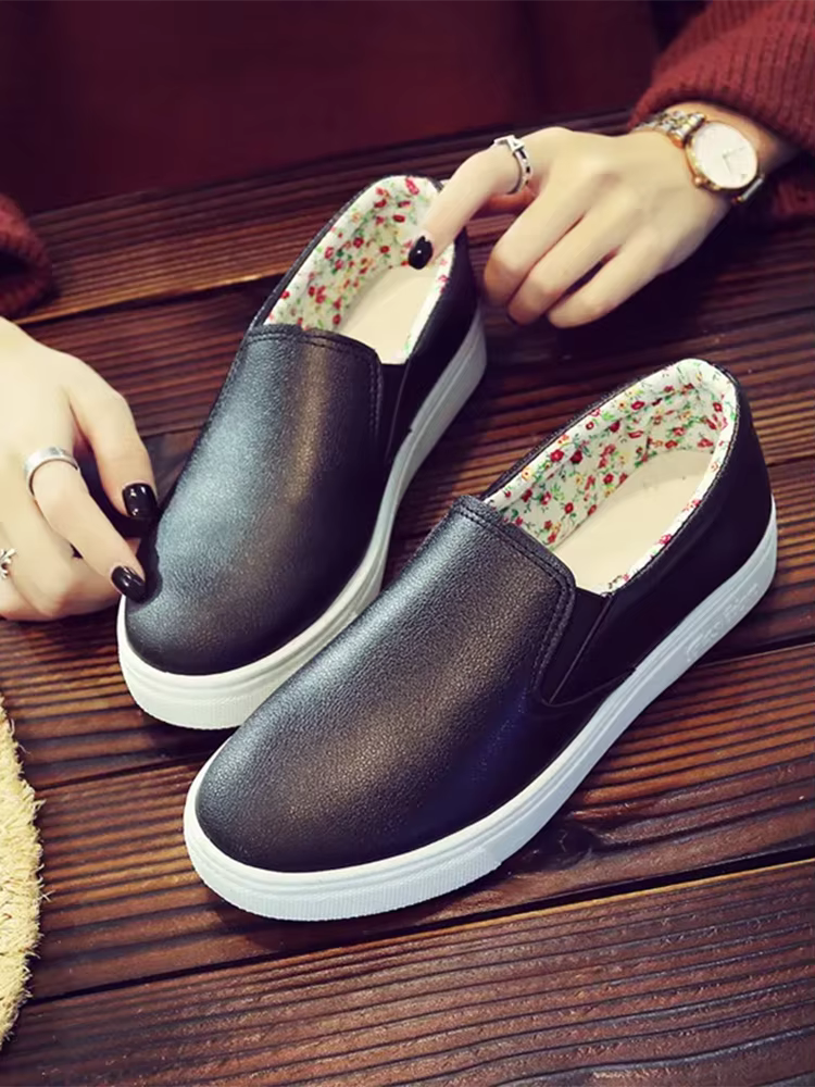 Chaussures plates à enfiler en cuir verni blanc pour femme