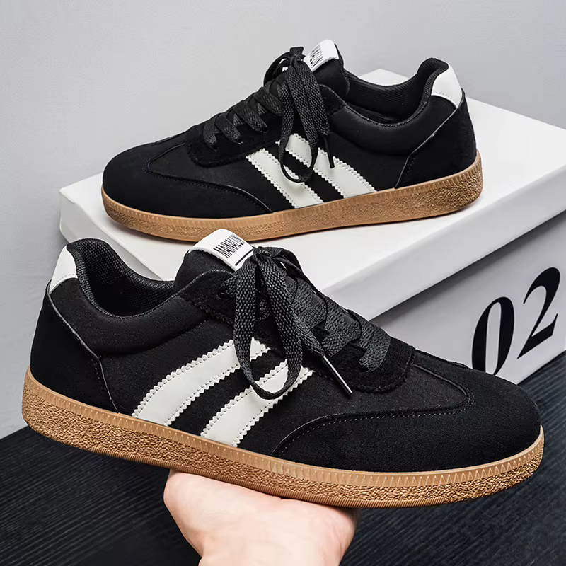 Une paire de chaussures de skateboard