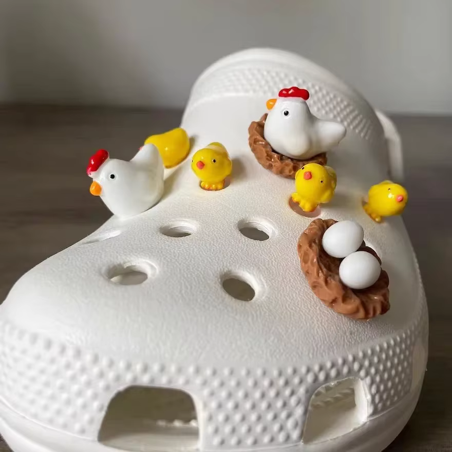Breloques de chaussures avec petit trou de poulet jaune