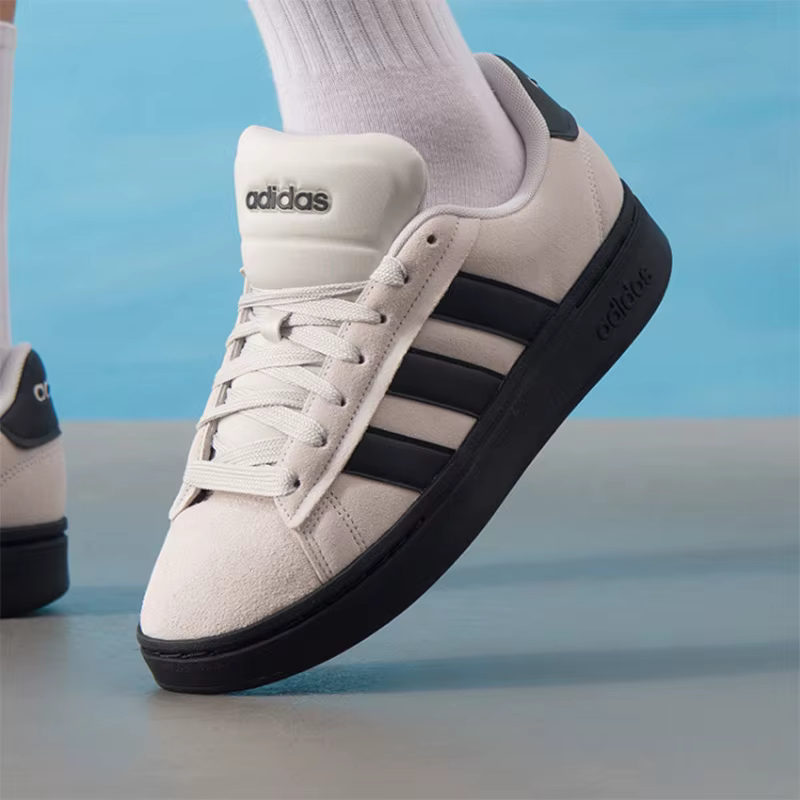 Adidas Chaussures de skate en daim beige clair avec semelle noire