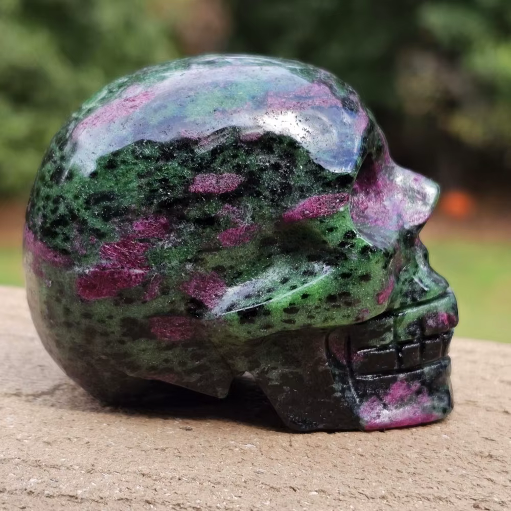 Une sculpture de crâne en épidote verte naturelle et en zoisite, une autre en zoisite rouge, toutes deux de style bohème.