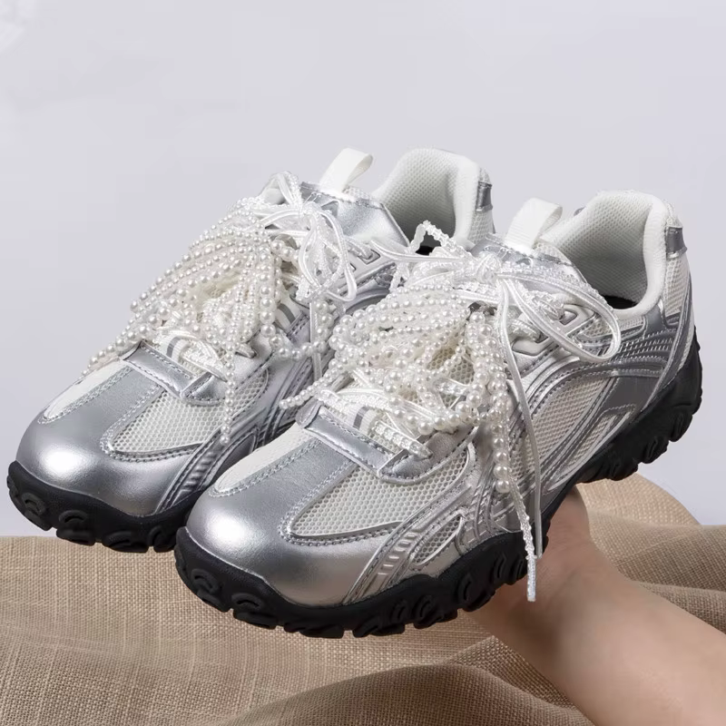 Une paire de lacets en dentelle argentée