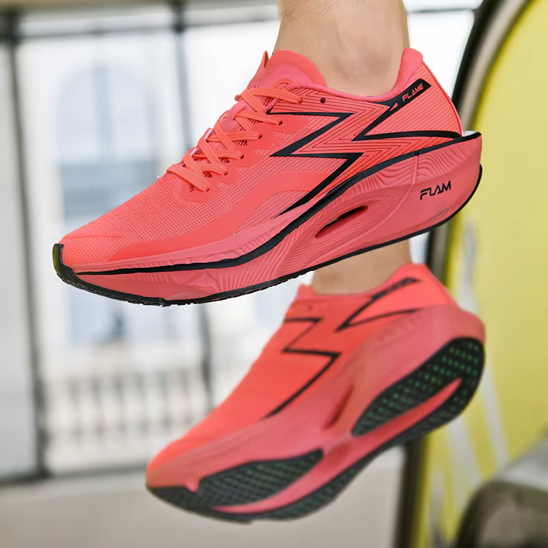 Chaussures de course à pied avec semelle en carbone