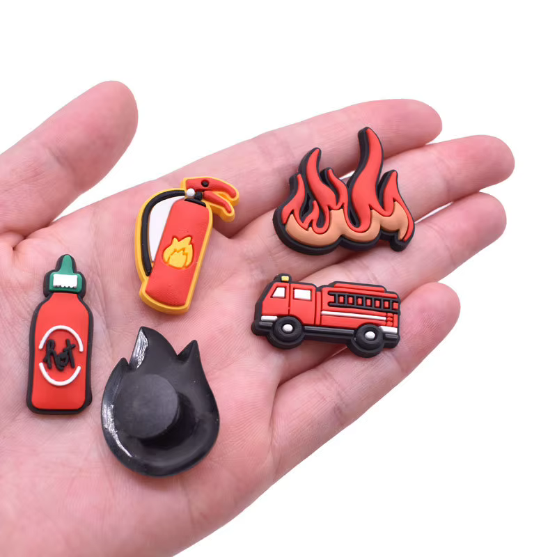 12 breloques de chaussures avec un thème des pompiers/équipe de lutte contre l'incendie