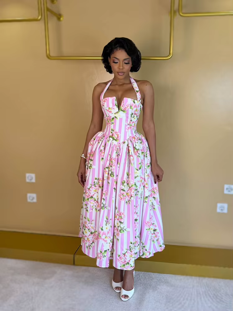 Robe de soirée longue plissée chic à col halter style corset pour femme, motif floral élégant, dos nu, pour occasions formelles