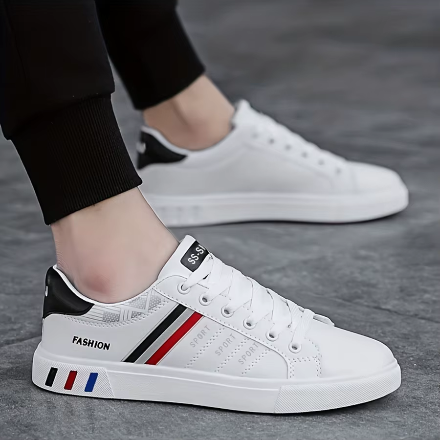 Une paire de baskets blanches