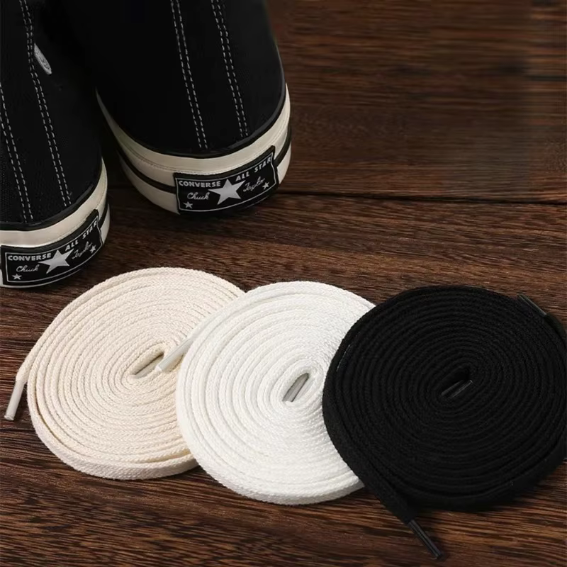1 paire de lacets de chaussures noirs et blancs